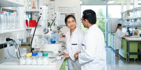 Two chemistry students in a lab