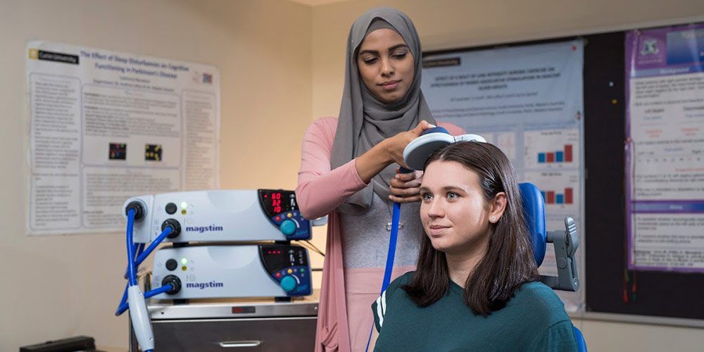 students in neuroscience lab