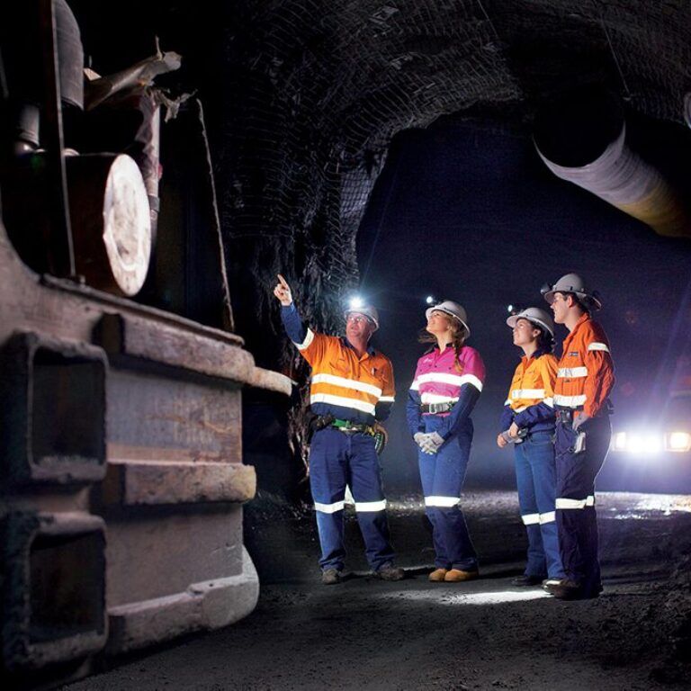 Curtin Mining and Mineral Engineering students on a mine site