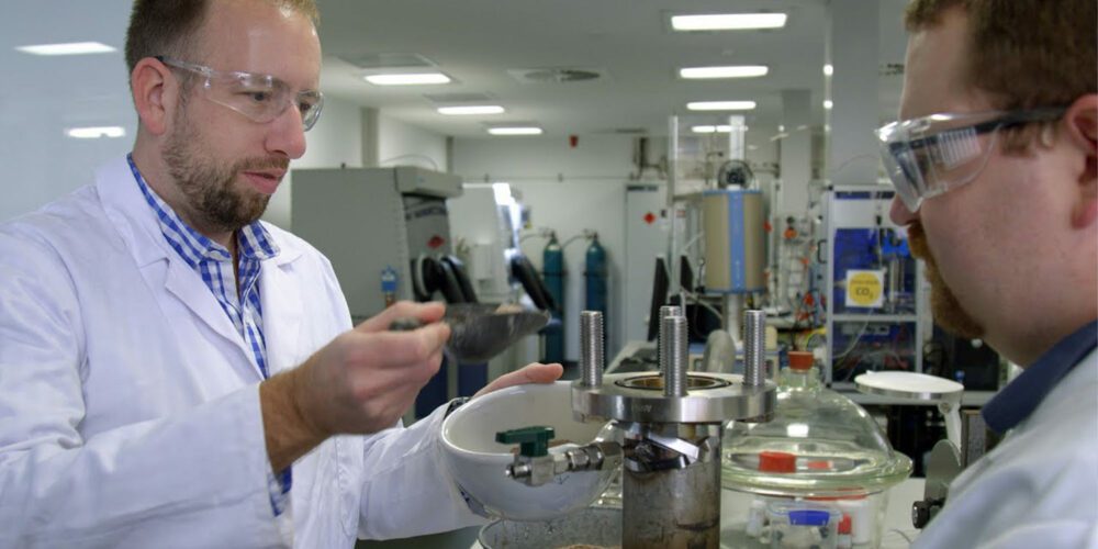 Two researchers working on Thermal Batteries, winners of the Curtininnovation Awards 2019