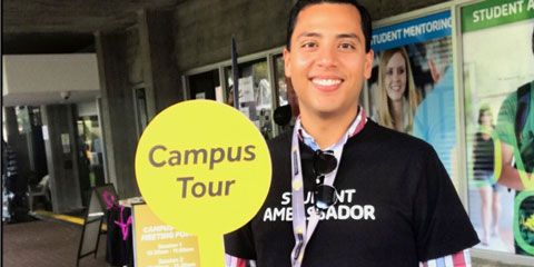 Student Ambassador holding up a sign that says: Campus Tour.