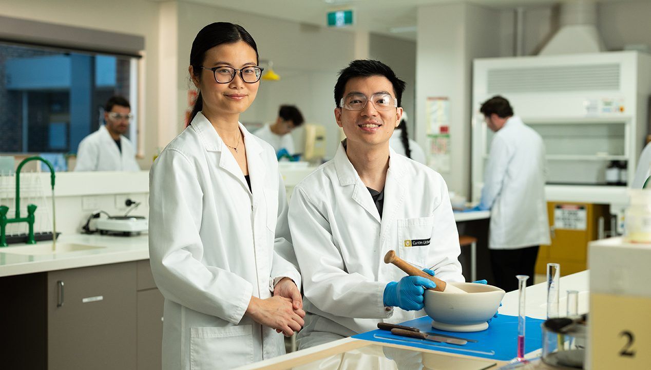 ������Ƶ student Ryan with another student working in a laboratory