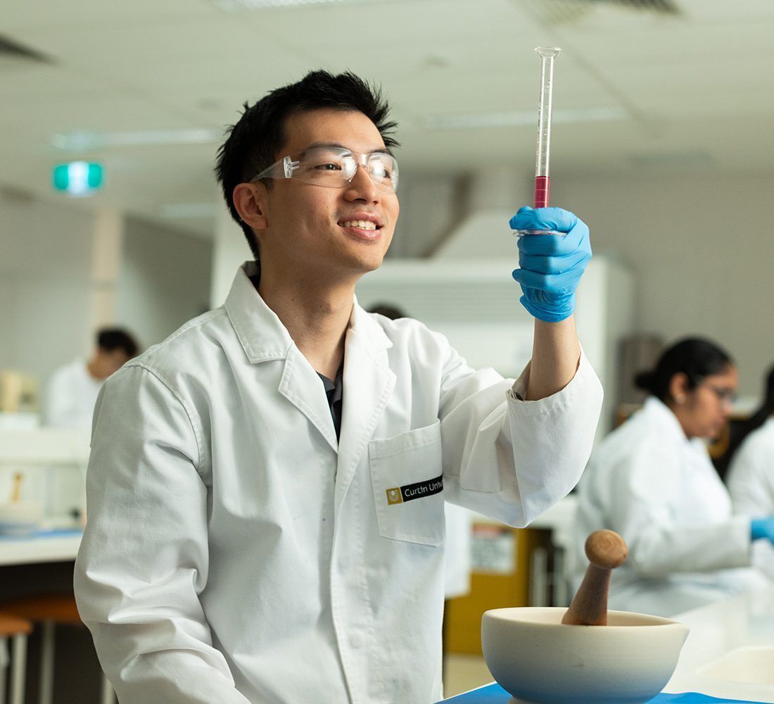 Student Ryan gaining hands-on experience and refining his laboratory skills as part of his work placement at ������Ƶ.